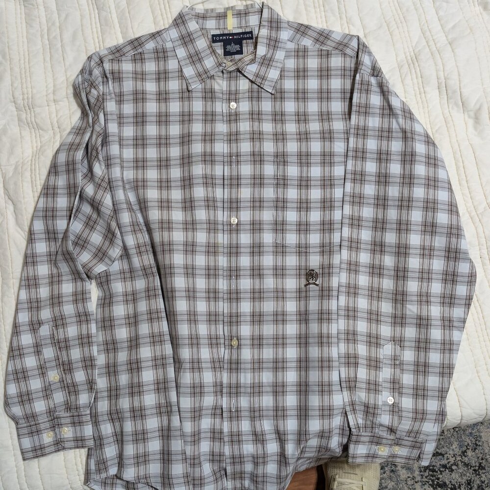 Tommy Hilfiger Men’s Gray & White Plaid Long-Sleeve Button-Down – Size Large
